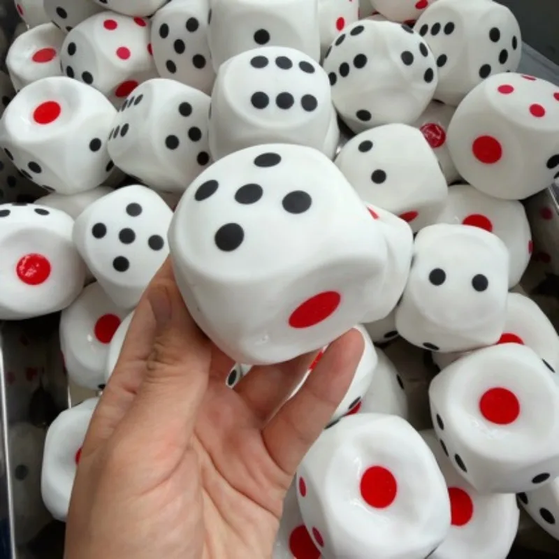 手作りの、歯ごたえのあるサイコロ型おもちゃ。6面に点が描かれ - Novelty Gifts のレビューと価格